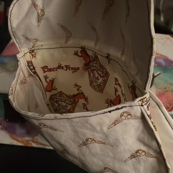Harry Potter Quidditch’s snitch/HoneyDukes chocolate frog mini messenger bag kid - Picture 5 of 5